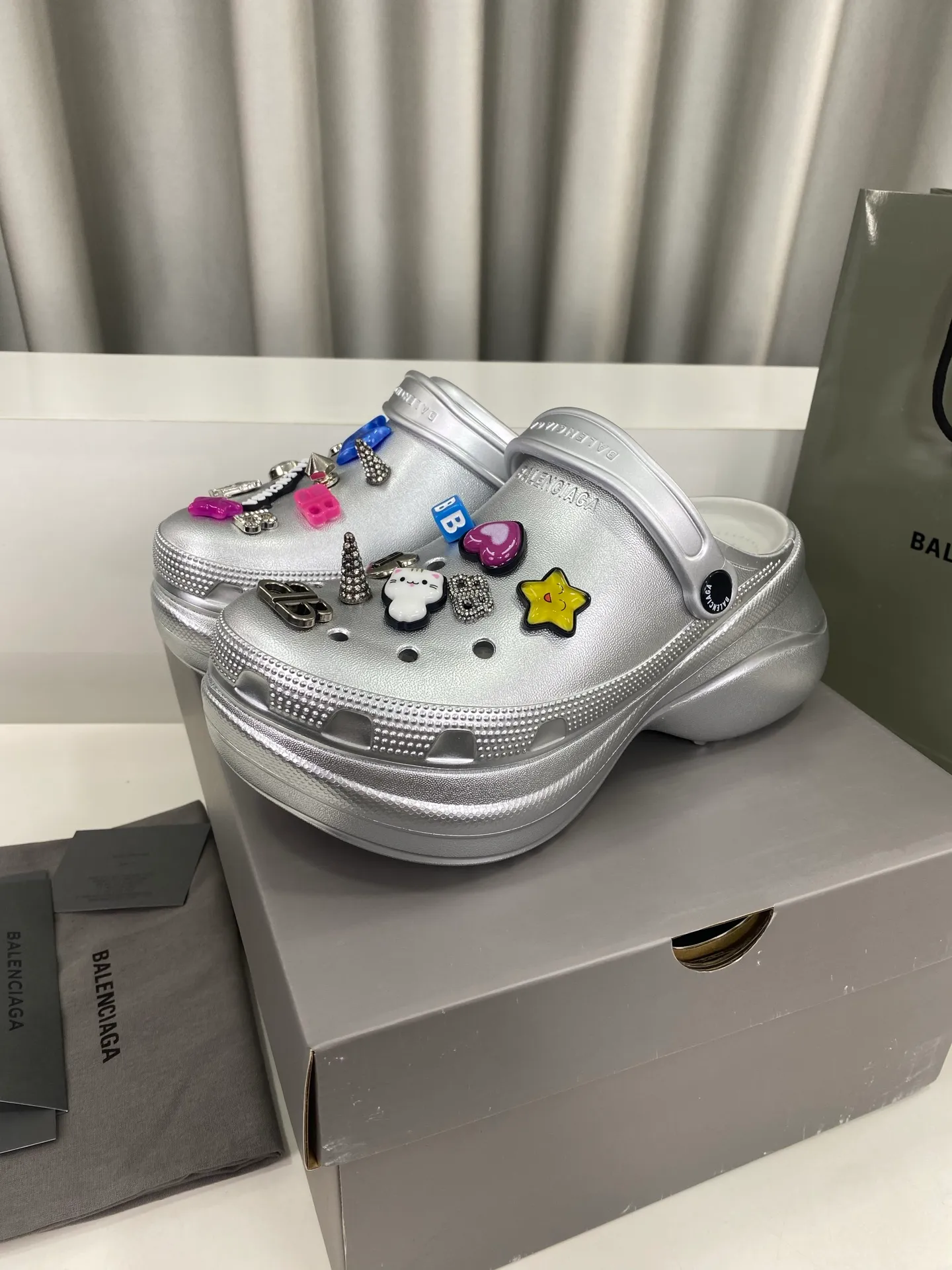 💕💕Factory direct selling price p560💕💕 Men’s and women’s Balenciaga x Crocs co-branded Crocs‼ ️ Balenciaga x Crocs' latest spring and summer couple's Crocs, a new dark horse item for spring 25, fashion bloggers at home and abroad have put on foot shows, popular on social platforms at home and abroad, fashionistas must buy, various Balenciaga element hardware buckle DIY highly brand-recognizable, heavy investment in mold making, ingenious craftsmanship, accurate restoration of every detail, original molded EVA rubber and plastic one-piece outsole, super light on the foot, 6cm outsole height, a proper heightening artifact Original complete package Size: 35-45